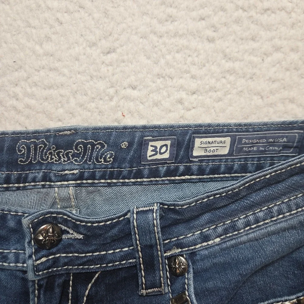 Miss me jeans Size 30 Signature Mid Rise Boot Cut Medium Wash Embroidered